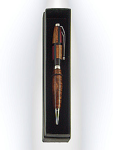 Exklusiver handgedrechselter Kugelschreiber mit einem Unterteil aus gewelltem Koa-Holz und einem segmentierten Oberteil aus exotischen Edelhölzern